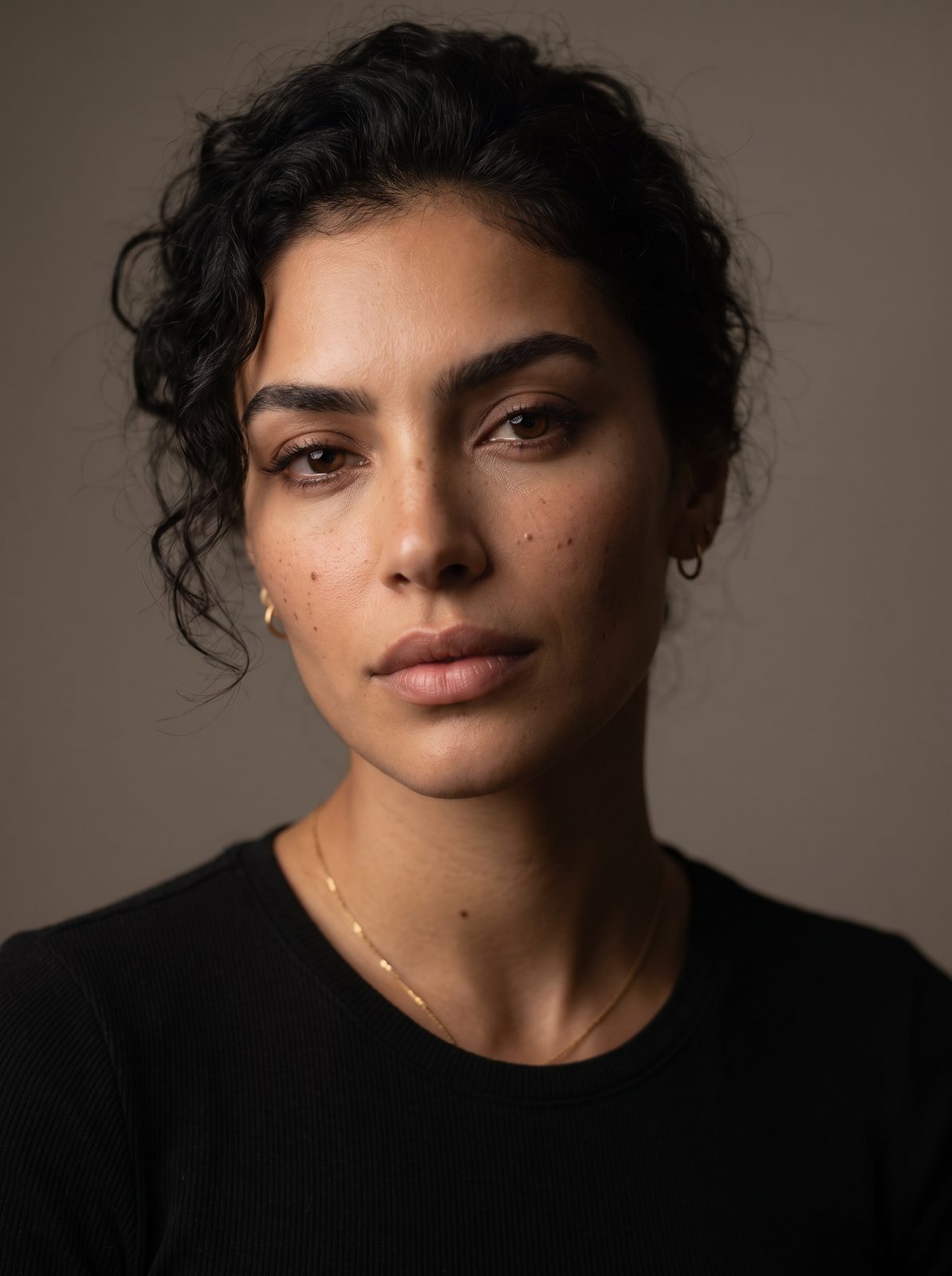 Portrait intime de Zara, regard vulnérable dans une lumière douce